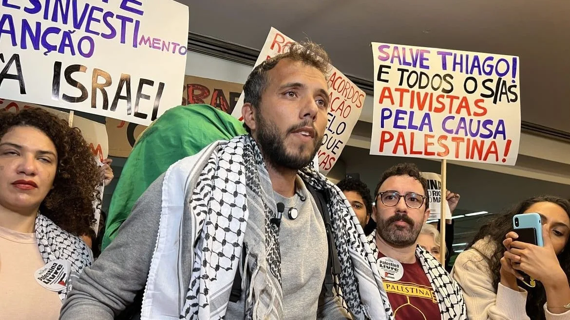 Thiago Ávila, ativista sequestrado por Israel, vence três ações na Justiça contra ataques nas redes