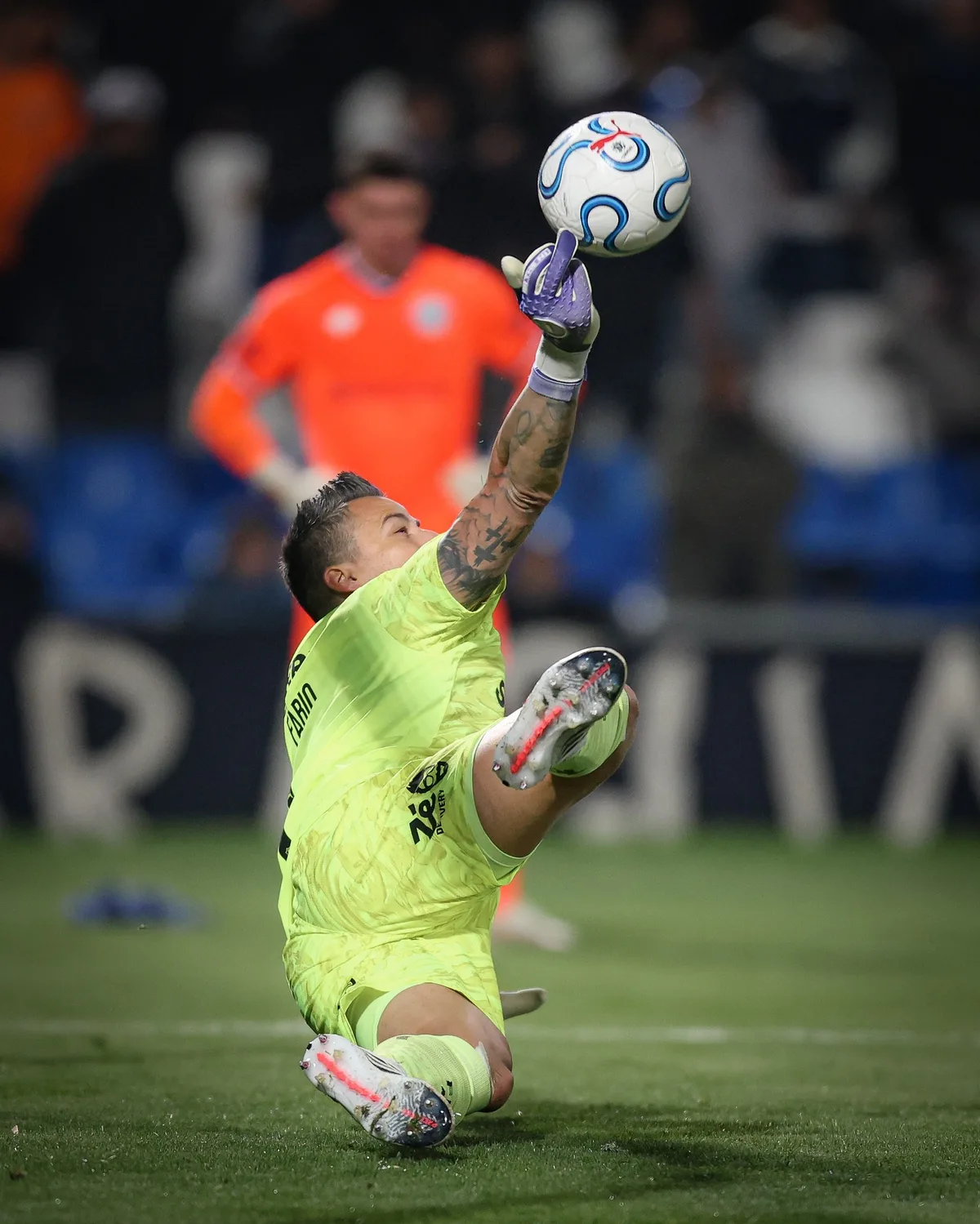 De auxiliar a herói, Fábio consolida status de lenda e "santo" no Fluminense