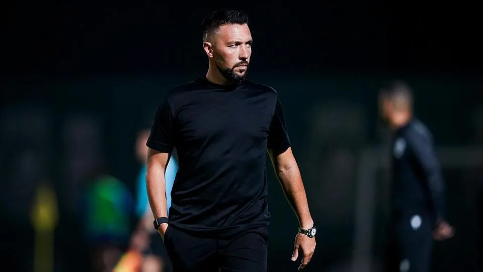 Farioli fala sobre a hipótese da contratação de Giménez para o ataque