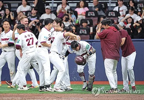 키움 김재현, 이의리 155㎞ 공략…9회 4-7서 역전 끝내기 만루포