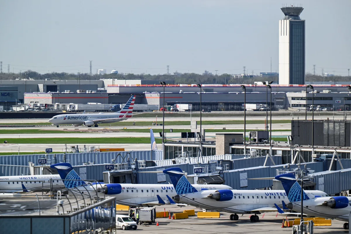Las principales aerolíneas de Estados Unidos ajustan sus vuelos y se replantean rutas ante el aumento de los precios del combustible