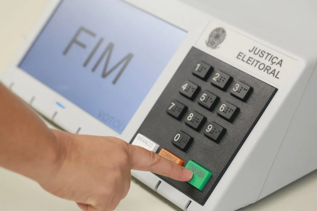 Quanto mais favorito, menos propostas? Comparação de planos de governo entre candidatos chama atenção