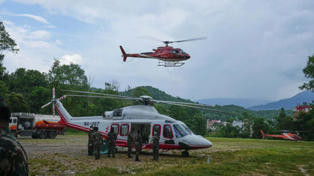 Crue dévastatrice au Népal et au Tibet: Katmandou assure maîtriser les opérations de recherche et de secours