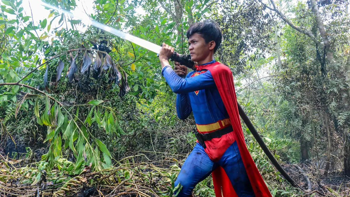 17-Jähriger wird zum Helden in Indonesien - Teenager kämpft als Superman gegen Waldbrände