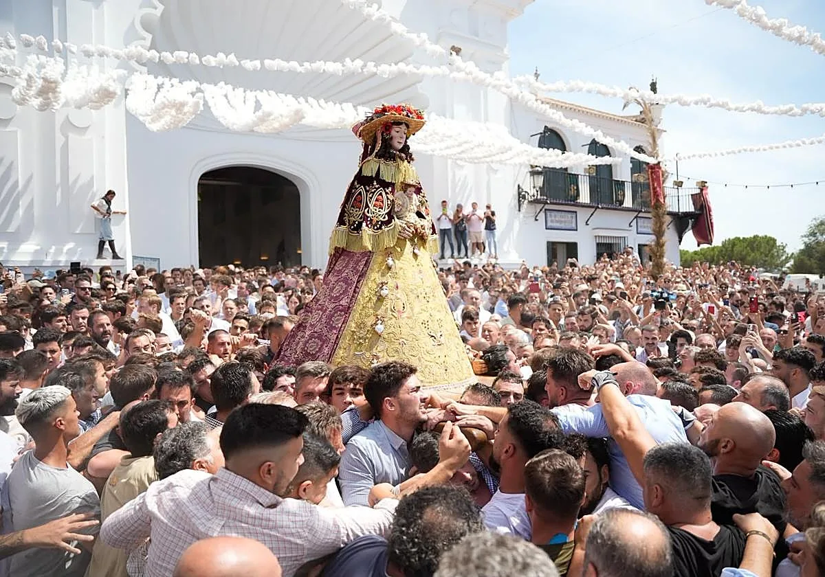 La Virgen del Rocío inicia su traslado a Almonte tras el salto de la reja