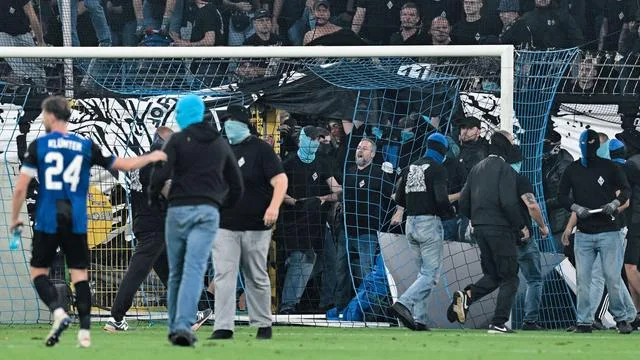 DFB-Pokal: Platzsturm beim hitzigen Derby: FCK schaltet Waldhof aus