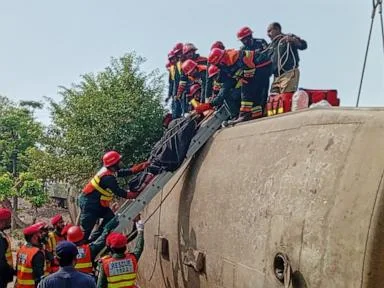 Passenger train derails in central Pakistan, killing at least 5 and injuring 35