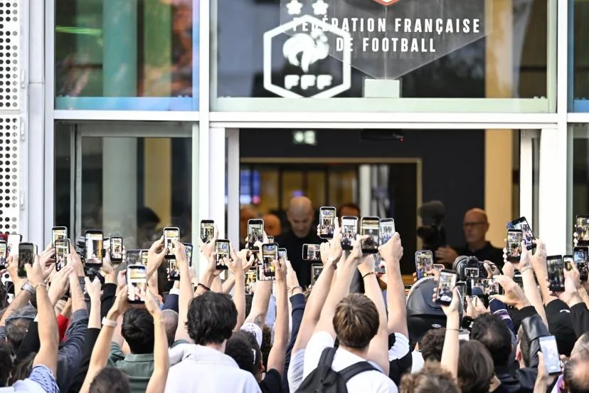 « La vie de ma mère, j'ai vu le GOAT ! » : la folie Zinédine Zidane devant le siège de la Fédération française de football