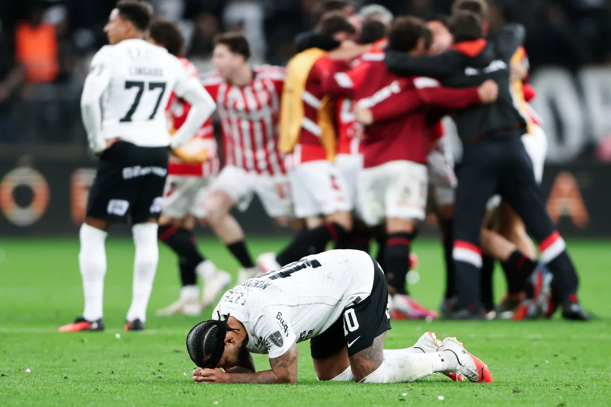 De los insultos a las pintadas: la furia contra Memphis Depay por el penal que falló ante Estudiantes