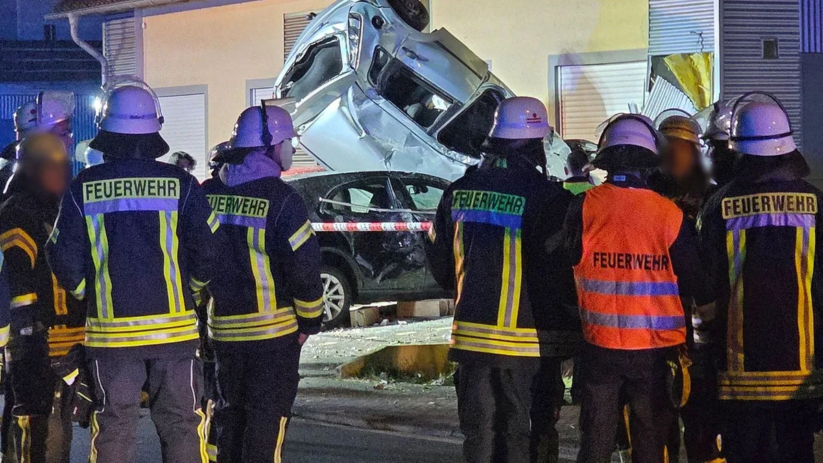 Unfall: Auto prallt gegen Haus - Zwei Schwerverletzte
