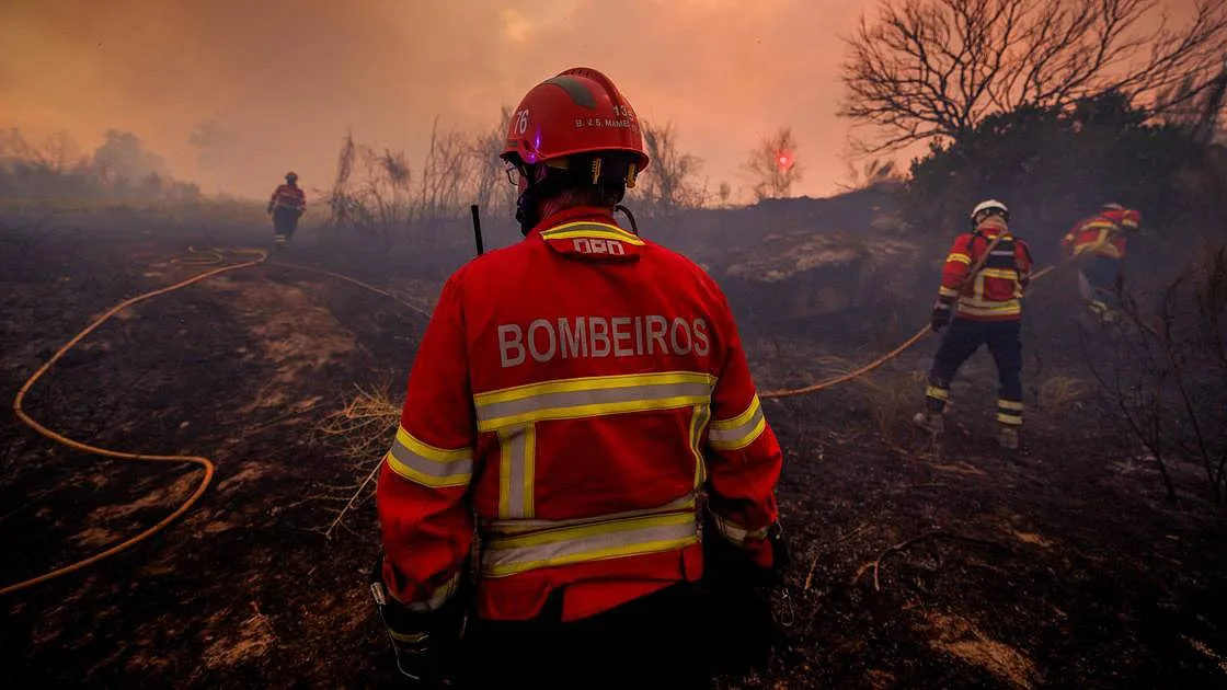 Mais de 100 operacionais combatem incêndio com duas frentes em Oliveira de Azeméis