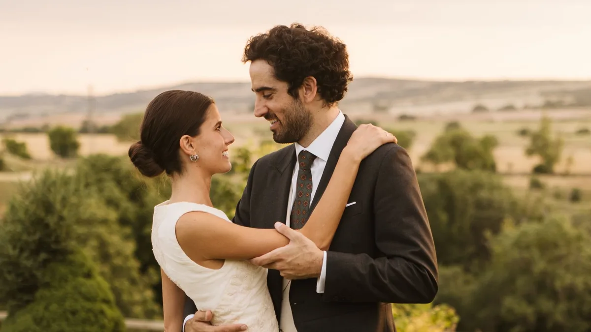 Natalia, la novia experta en perfumes que decoró su boda silvestre con velas de Loewe y llevó un vestido de mangas desmontables con joyas de su abuela