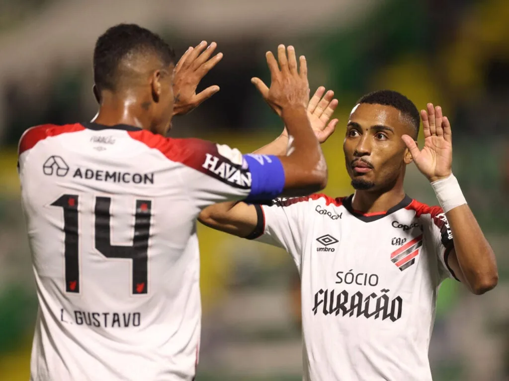 Athletico vence a Chapecoense, sobe na tabela e Viveros dispara na artilharia