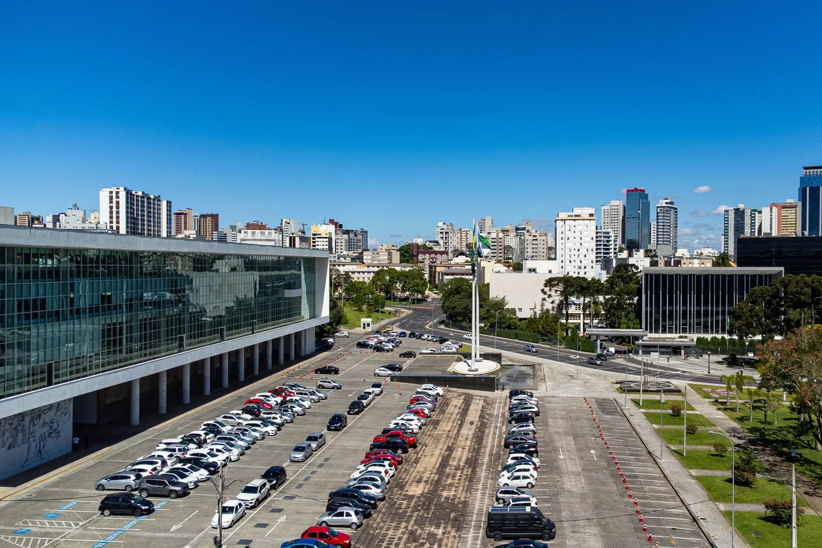 Curitiba planeja enterrar 120 km de fios por R$ 1,2 bilhão