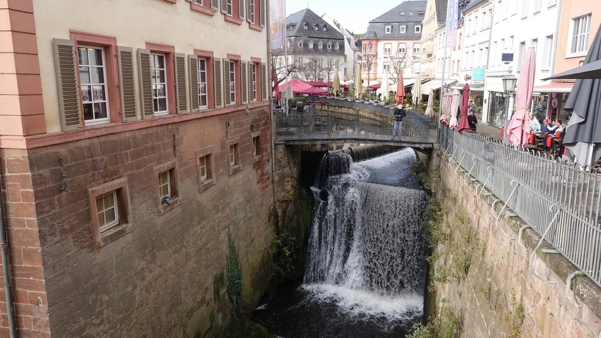 Saarburg: Wo ein Fluss mitten in der Altstadt 18 Meter in die Tiefe fällt