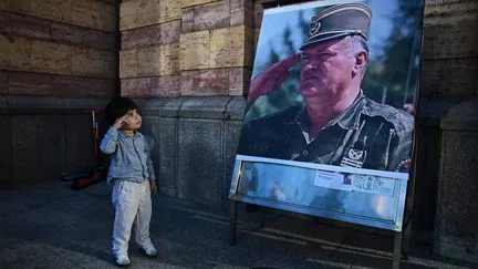 Après la mort du génocidaire Ratko Mladic, les embarrassants hommages au "boucher des Balkans" par les nationalistes serbes