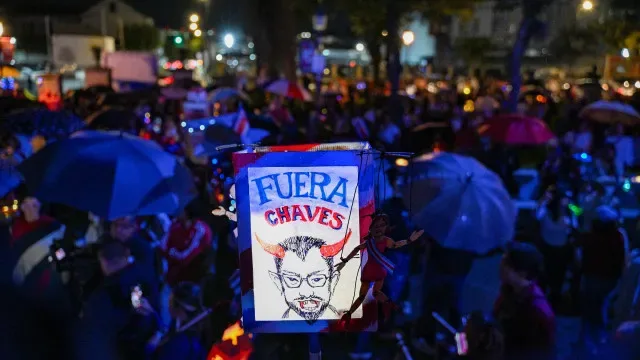 Milhares manifestam-se contra presidente da Costa Rica: "Fora"