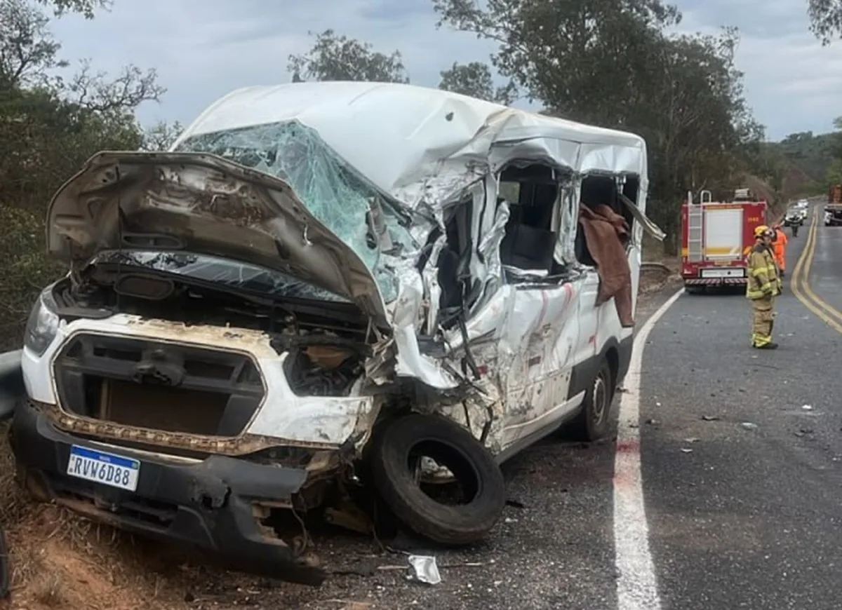Colisão entre uma van com pacientes e carreta deixa dois mortos em Minas