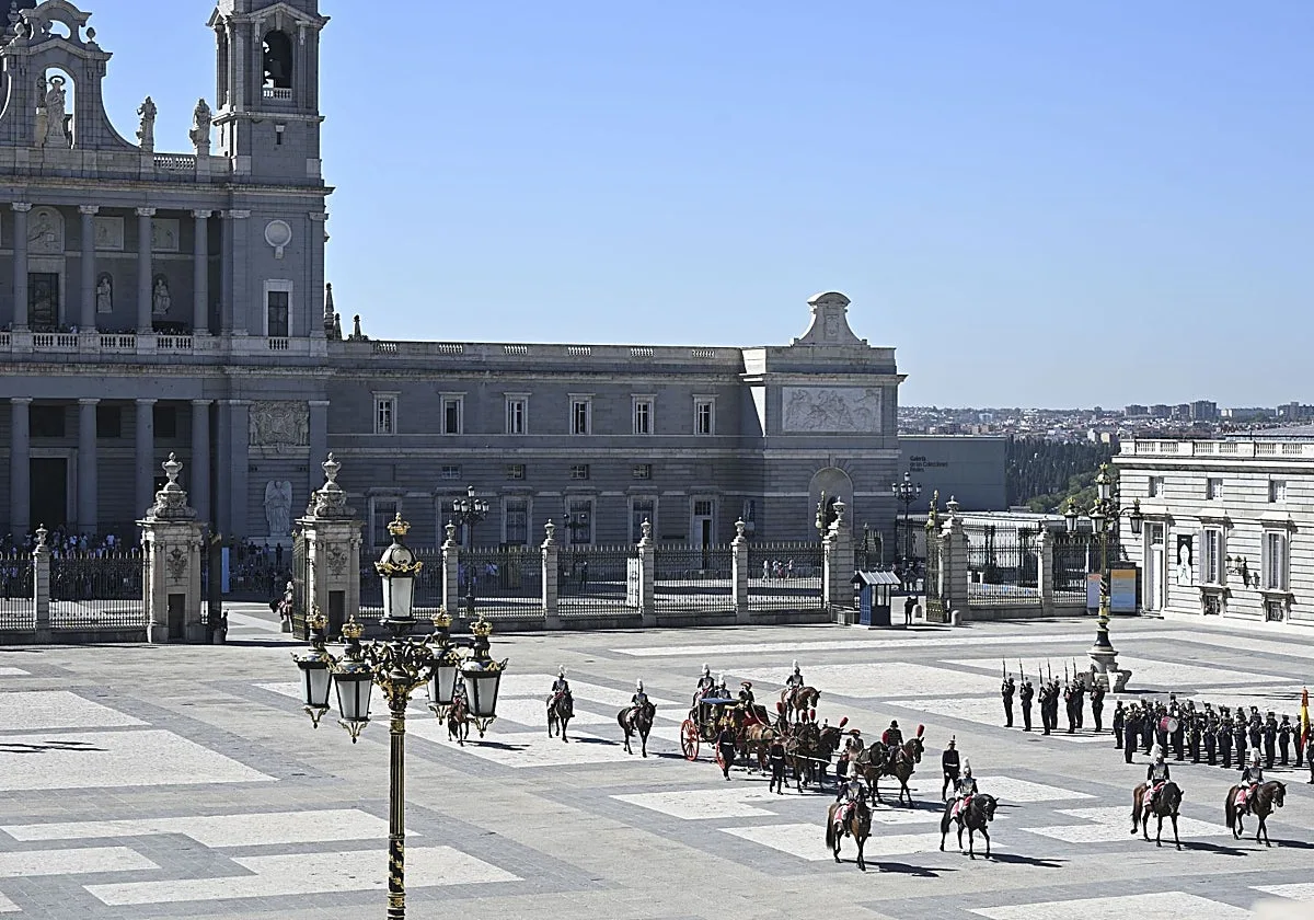 Un taxi atropella a un policía municipal durante la Entrega de Credenciales en el Palacio Real