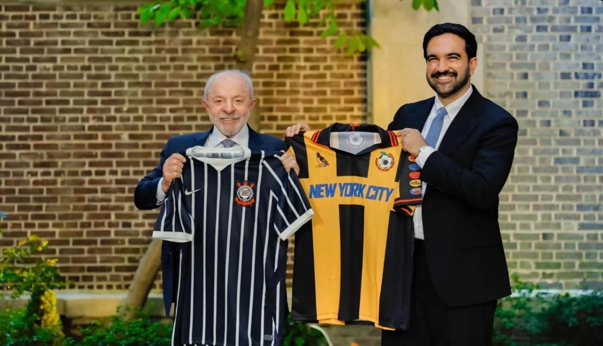 Lula presenteia prefeito de NY com camisa do Corinthians e fala sobre 6×1