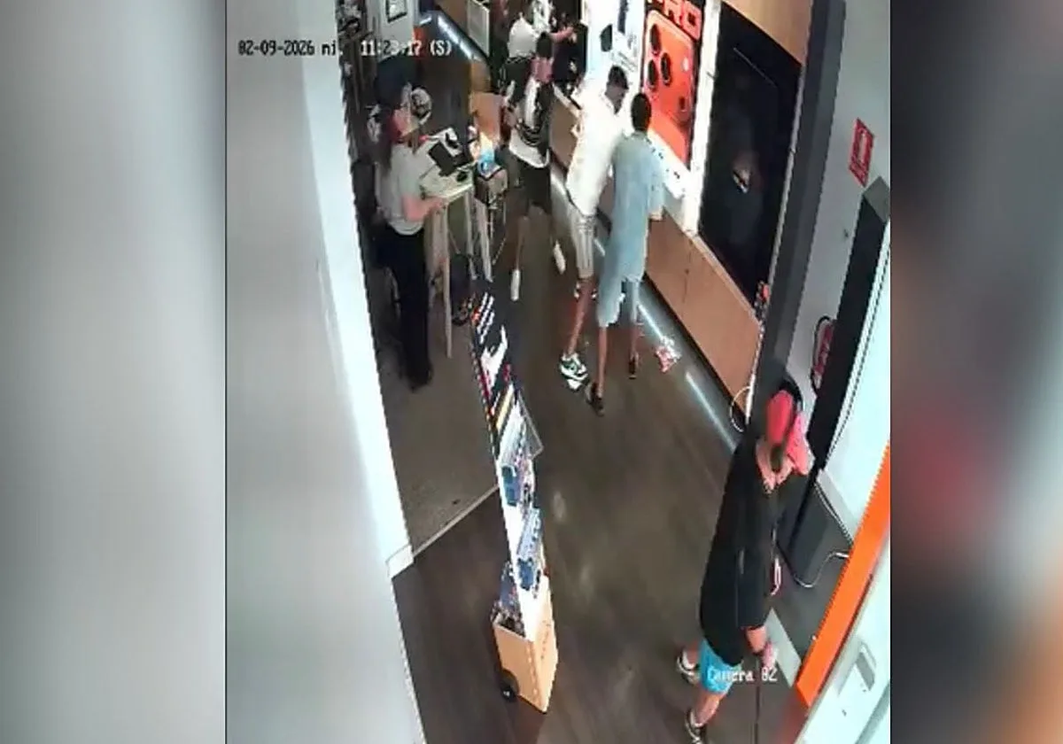 A plena luz del día y en unos minutos: así roban cuatro individuos una tienda de móviles en Puente Genil