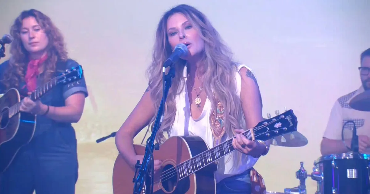 Saturday Sessions: Elizabeth Cook performs "Girls of Atomic City"