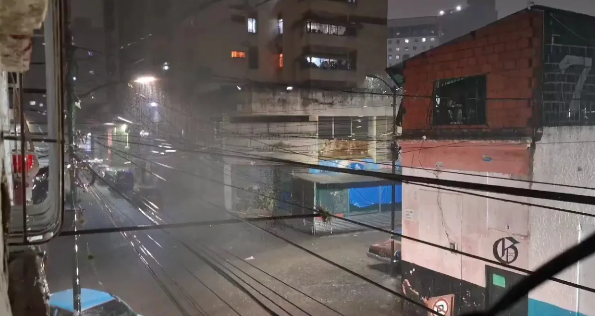 En VIDEO: lluvias azotan Caracas, desbordan el río Guaire y arrastran vehículos y personas