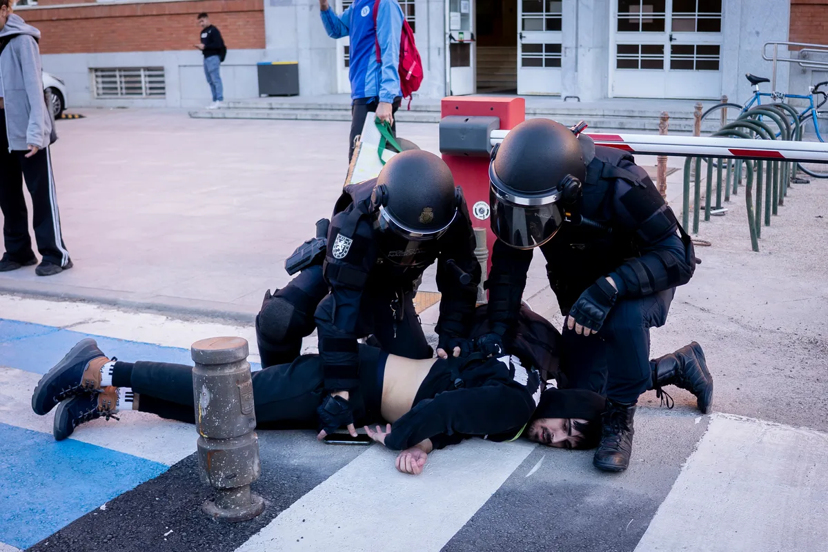 Los antidisturbios que cargaron en la Complutense denuncian falta de "pautas claras" por parte de la Delegación del Gobierno: "Nos dejan a los pies de los caballos"
