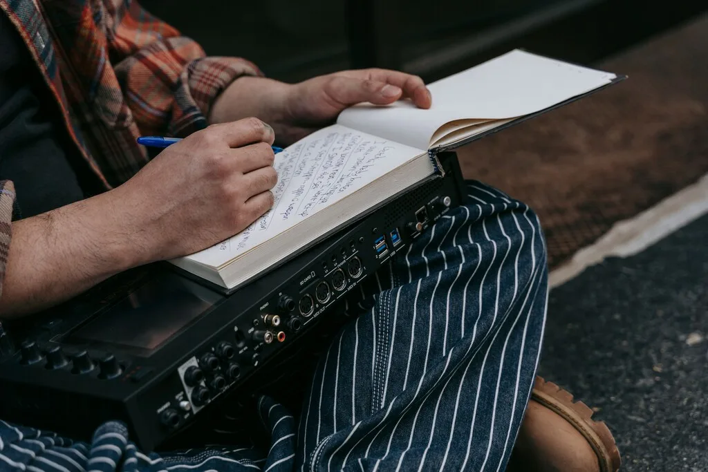 Escribir a mano en la época digital: por qué los neurólogos lo recomiendan