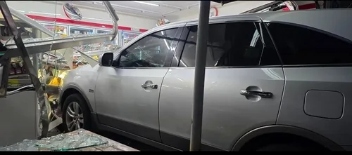 거제 칠천도서 SUV 편의점 돌진…70대 운전자 "페달 착각"