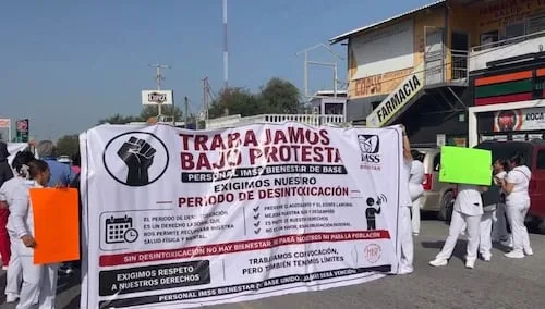 Personal médico de Reynosa y Río Bravo protesta por falta de insumos y condiciones laborales; bloquean avenida frente al Hospital General
