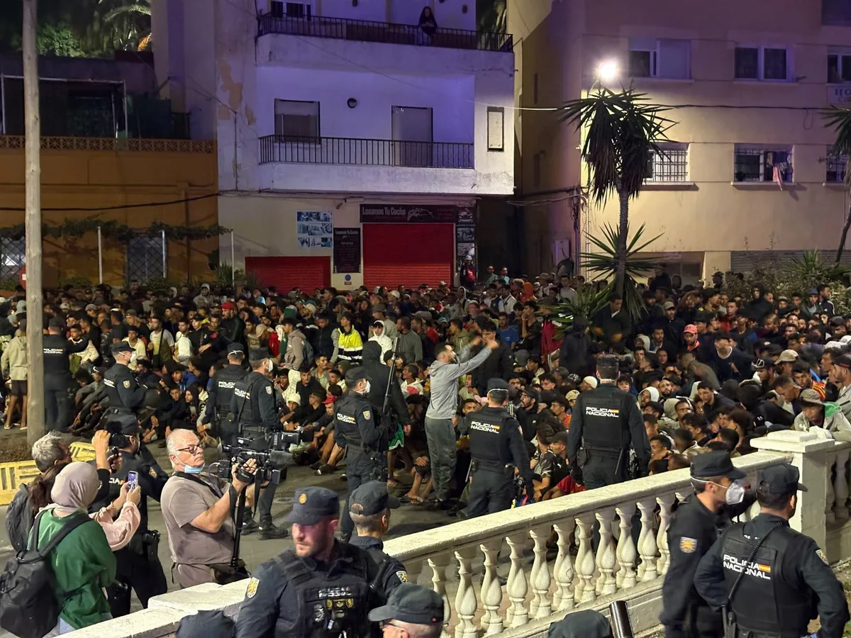 Fuertes críticas a Pedro Sánchez por las nuevas escenas de caos por los migrantes en Ceuta: “Estampas de una invasión híbrida”