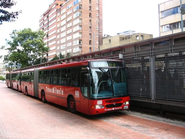 En una estación de Transmilenio en el centro de Bogotá autoridades investigan si hay explosivos en una maleta abandonada