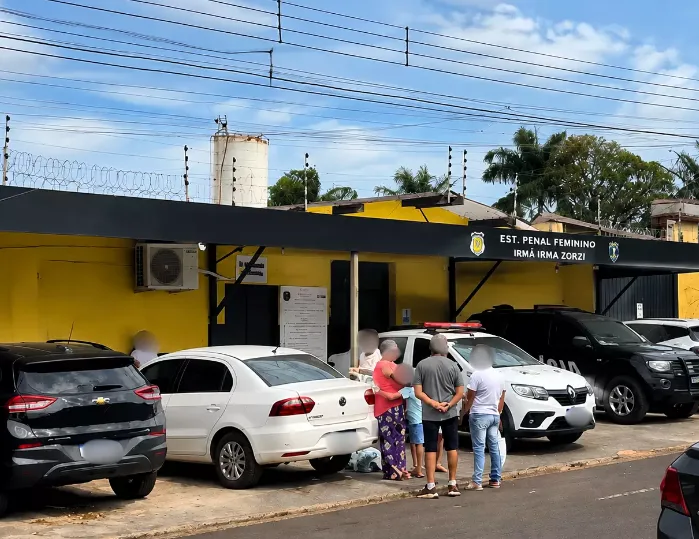 Elas lotam presídio por eles; quando são presas, homens somem da fila