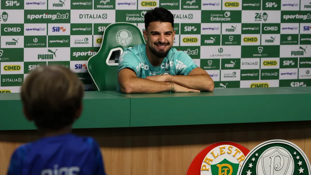 Flaco recebe homenagem após renovar com o Palmeiras até 2030
