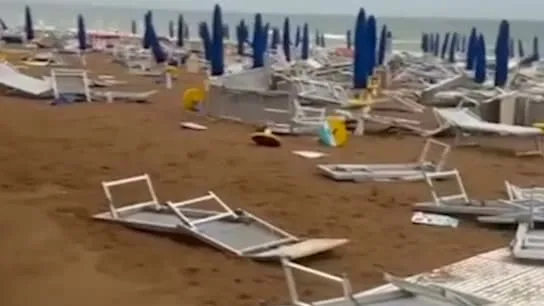 Sturm fegt über Badeparadies - Traumstrand an Adriaküste verwüstet