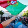 Entre turistas e o vento que empurra as tendas, acampada do Rossio promete resistir