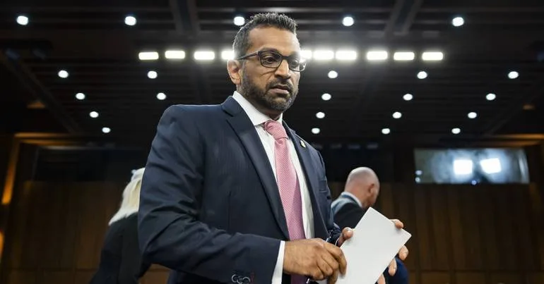 Democratas acusam diretor do FBI de intimidar jornalistas