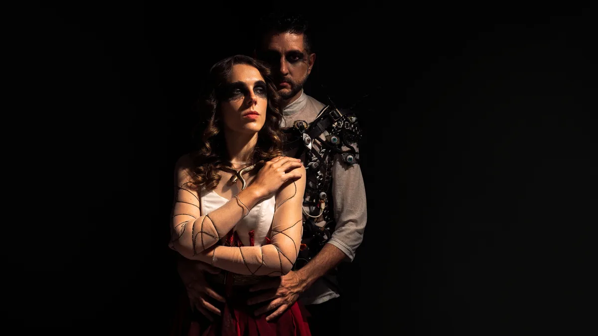 Premiada, peça ‘Capitu e Bentinho’ volta ao Theatro Carlos Gomes nesta semana; ingressos a partir de R$ 20