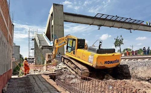 Derriban puente para construcción de tren