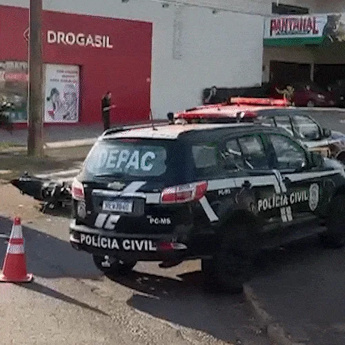 Colisão entre moto e viatura da Polícia Civil deixa trânsito lento