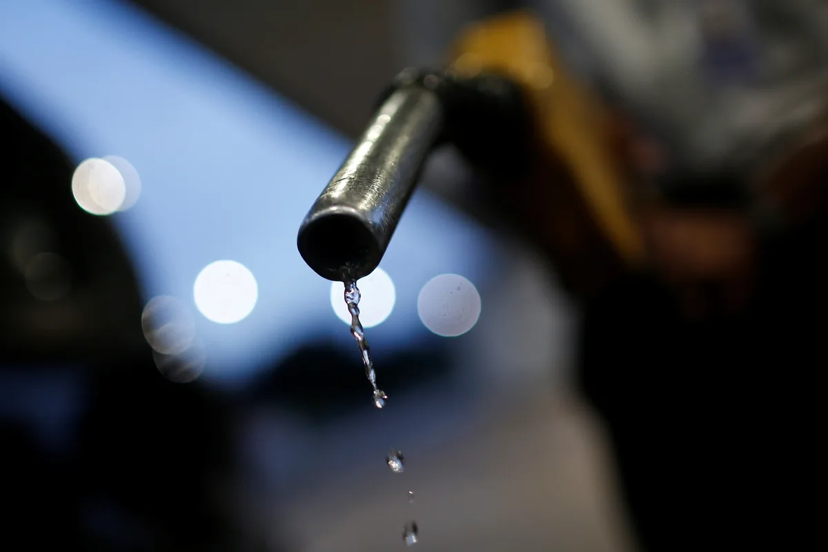 Senado aprova projeto que reduz preço do combustível com dinheiro da alta do petróleo e amplia gastos fora do teto