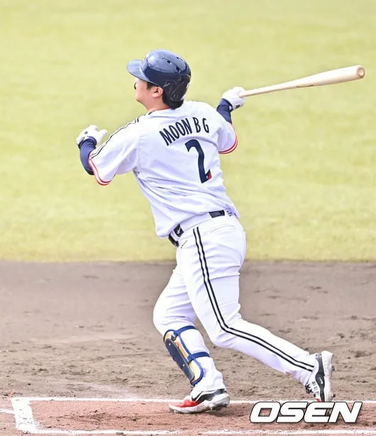 ‘LG 소리질러’ WBC 영웅의 귀환! 문보경 1회부터 투런포 가동→또 콜드게임 가즈아 ‘한국 3-0 리드’ [오!쎈 오카자키]