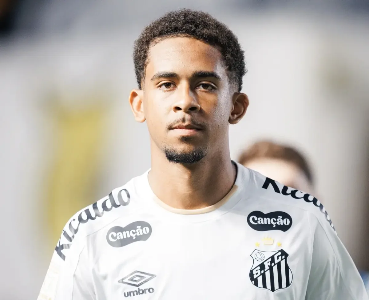 Zagueiro do sub-20 do Santos ganha espaço no profissional e se diz “pronto”