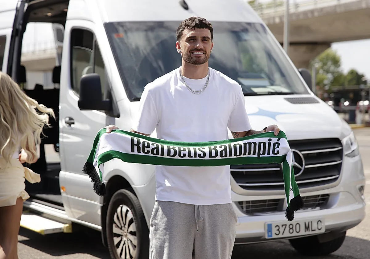 Troy Parrott llega a Sevilla para firmar como nuevo delantero del Real Betis