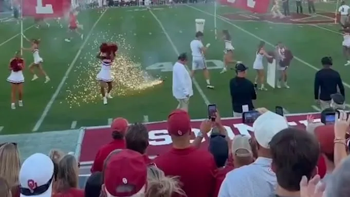 Chaos vor Football-Spiel - Feuerwerk explodiert bei Cheerleader-Choreo