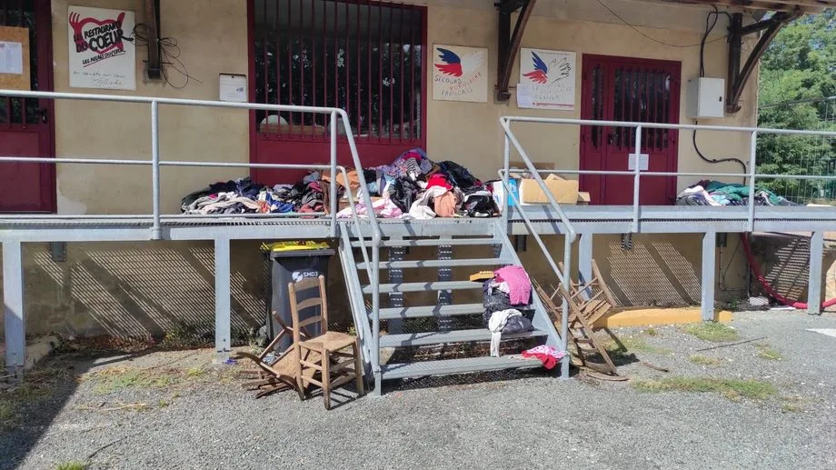 "On nous prend pour une déchetterie" : ce local du Secours populaire de Dordogne envahi par les dépôts sauvages