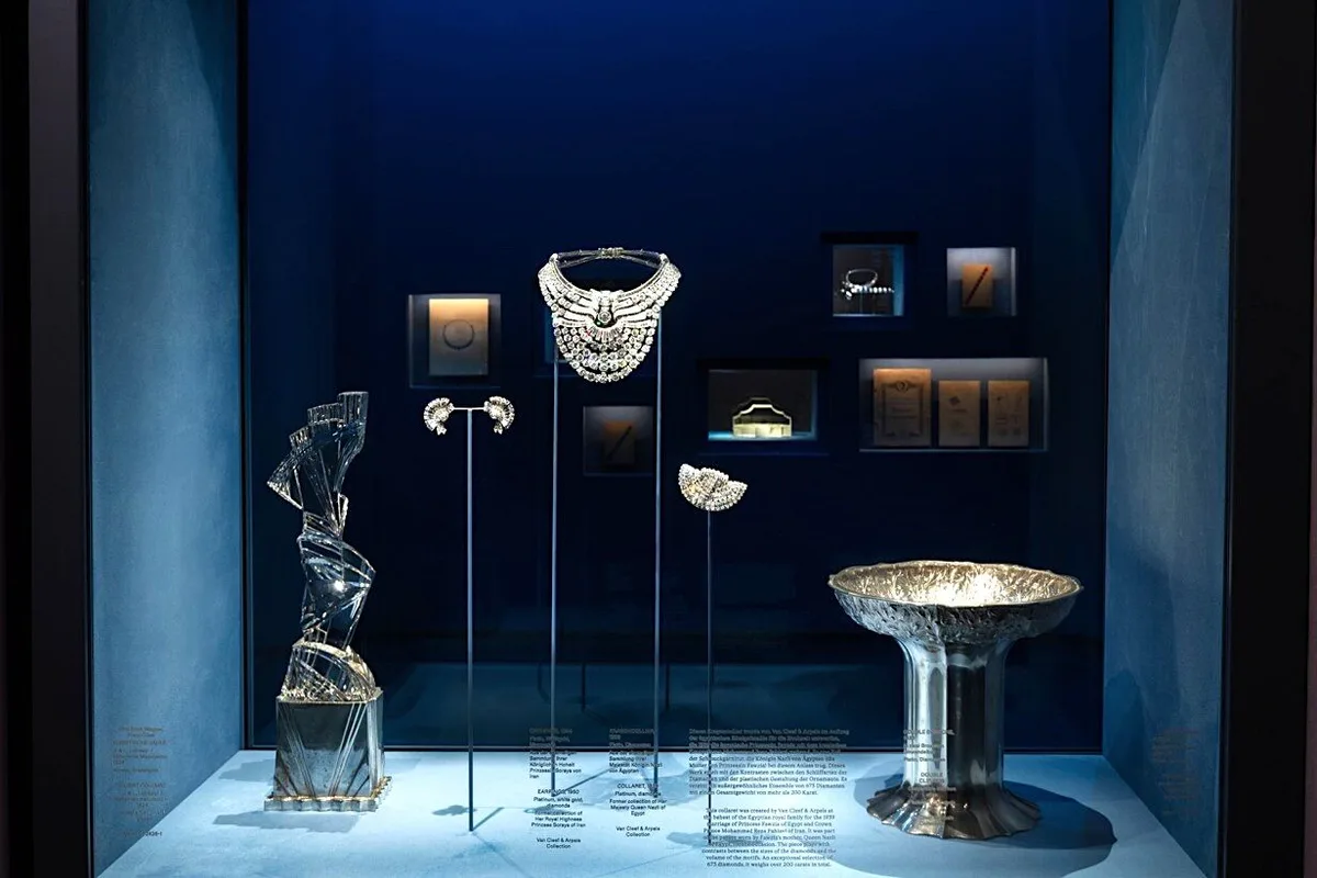 Dois homens foram a um museu. Saíram com o colar de uma rainha egípcia com 673 diamantes