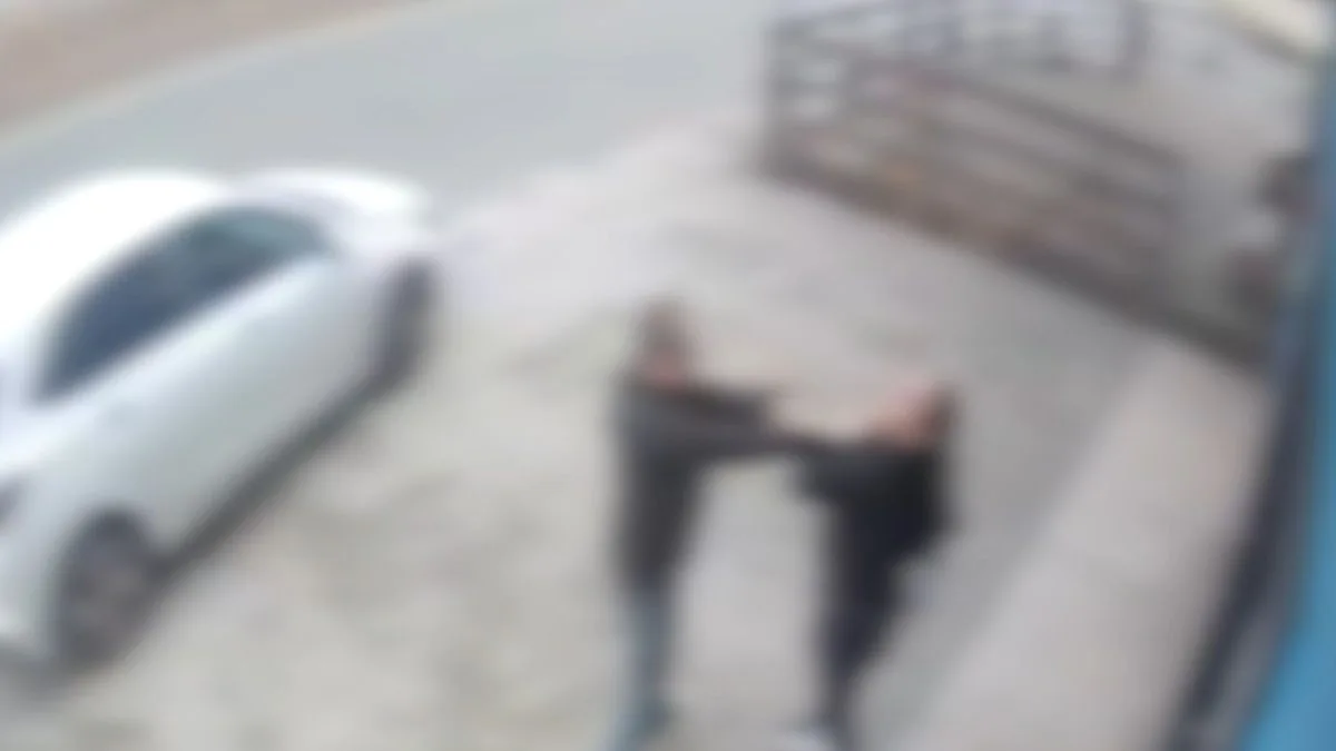 Motorista de aplicativo dá tapa no rosto de passageira após discussão em SC; câmeras de segurança gravaram a agressão