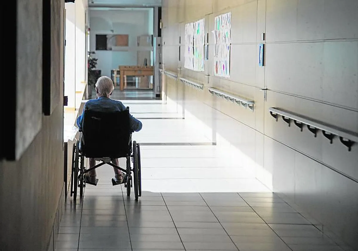 El anciano hallado muerto en una furgoneta en Tomares presentaba síntomas de deshidratación